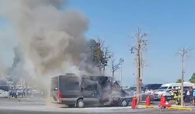 Havalimanı Otoparkında Minibüs Yangını Paniğe Neden Oldu