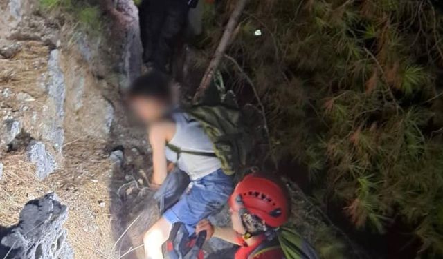 Fotoğraf Çekmek İsteyen 3 Üniversiteli Yamaçta Mahsur Kaldı
