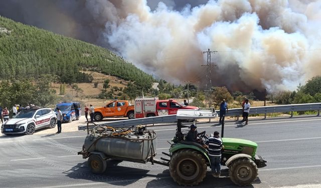 Silifke’deki Orman Yangını Nedeniyle Mahalleler Tahliye Ediliyor