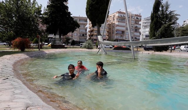Sıcaktan Bunalan Çocuklar Süs Havuzlarına Koştu