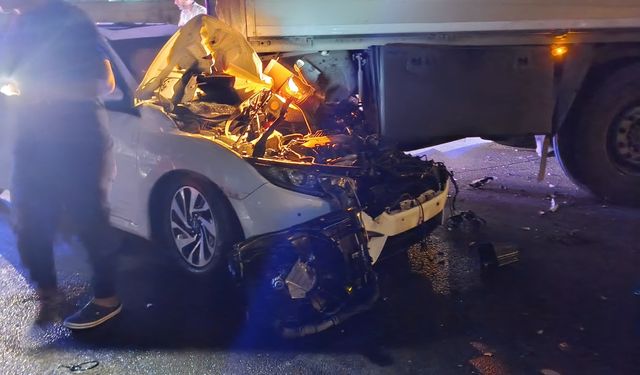Hatay’da Tıra Çarpan Otomobildeki 3 Kişi Ağır Yaralandı