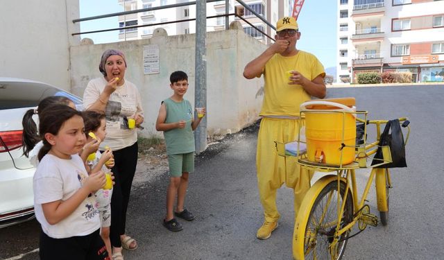 Kozan’da Sarı Bisikletli Limon Dondurmacı İlgi Odağı Oldu