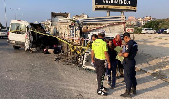 Yurt Çocuklarını Taşıyan Minibüs Park Halindeki Tıra Çarptı