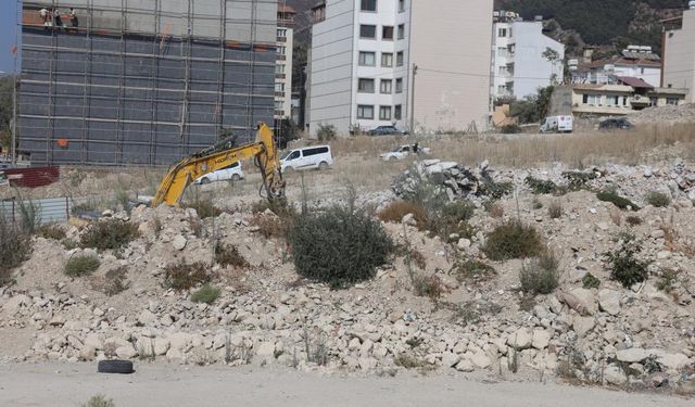 Defne’de Yıkım Anında Tehlike Atlatıldı: Operatör Saniyelerle Kurtuldu
