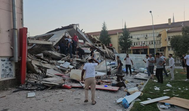 "1 Bina Yıkıldı, 2 Kişi Kurtarıldı, 2 Kişiyi Kurtarma Çalışması Sürüyor"