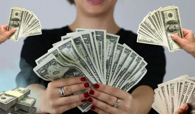 Sahte dolarları ATM’lerden sisteme sokmuşlar