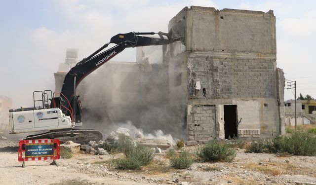Çay Mahallesi'ndeki Terk Edilmiş 3 Katlı Bina Yıkıldı