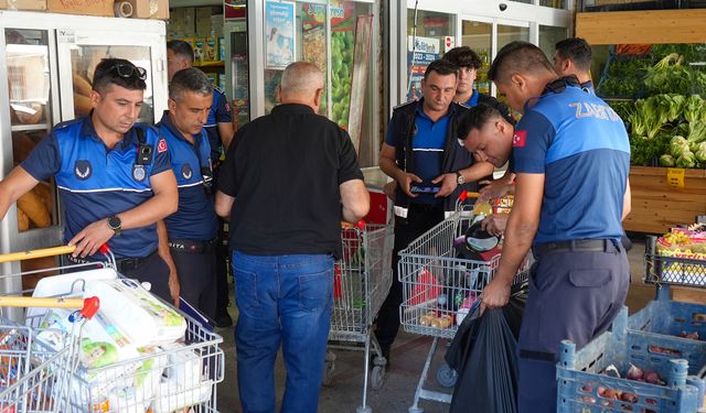 Tarsus’ta Zabıta Denetimi: Sağlığı Tehdit Eden Ürünler Toplandı