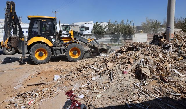 Akdeniz Belediyesi 4 mahalleden 20 kamyon atık topladı