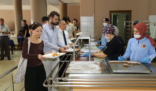 MEÜ Rektörü Prof. Dr. Erol Yaşar Öğrencilerle Yemekte Buluştu