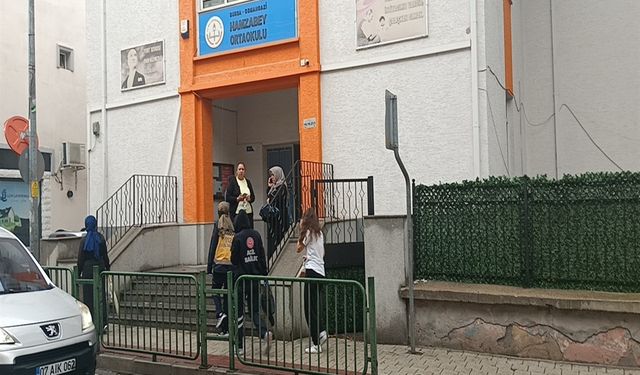 Kantinden Şeker Alıp Yiyen 9 Öğrenci Zehirlenme Şüphesiyle Hastaneye Kaldırıldı