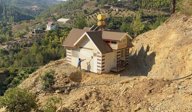 Yıkım kararı çıktı: Evini 150 metre ileri taşıdı