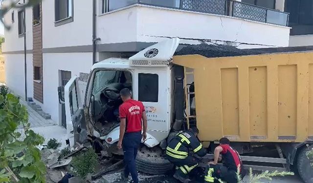 Mersin'de hafriyat kamyonu apartman balkonuna girdi