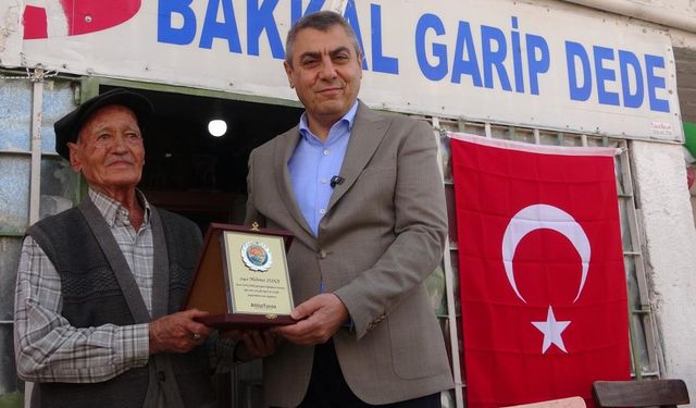 90 Yaşındaki Garip Dede 50 Yıldır Bakkal İşletiyor