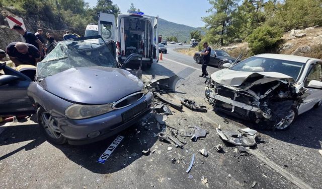 İki otomobilin çarpıştığı feci kaza: 8 yaralı