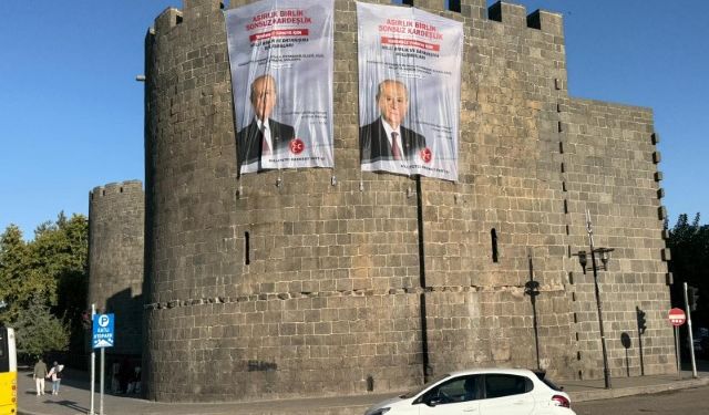 Diyarbakır Surlarına Bahçeli’nin Posterleri Asıldı