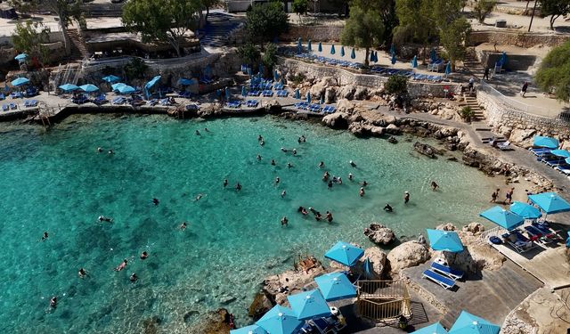 Mersin’de Emekliler Yapraklı Koy’da Deniz Keyfi Yaşadı