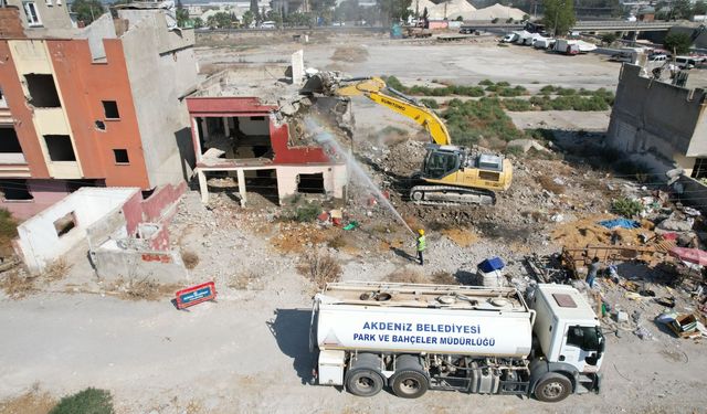 Akdeniz Belediyesi metruk binaların yıkımına devam ediyor