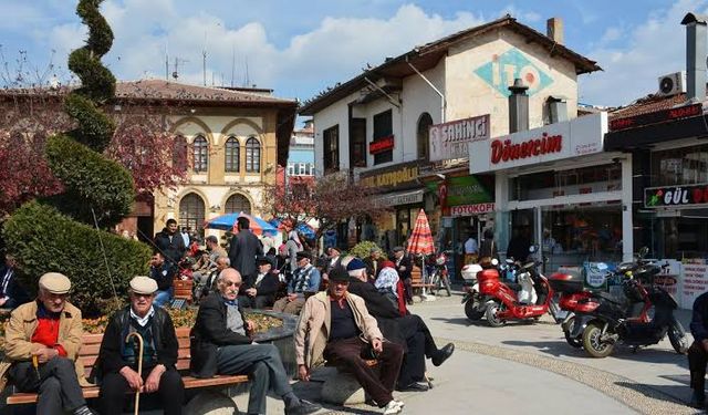 Avrupa Birliği’nde Yaşam Süresi 81,7 Yıla Çıktı, Türkiye 78,1 Yıl ile Geride Kaldı