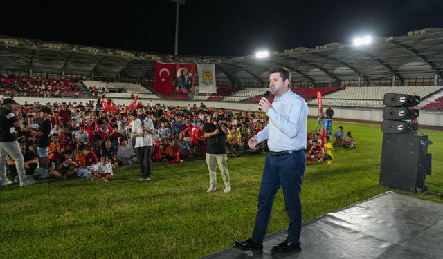 Tarsuslular milli maç coşkusunu beraber yaşadı