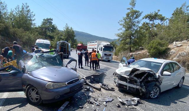 Antalya Akseki’de İki Otomobil Çarpıştı: 8 Yaralı