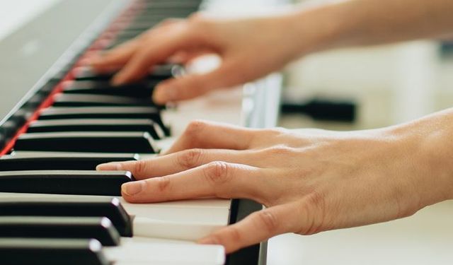 Mezitli’de Müzikseverlere Piyano Eğitimi Başlıyor