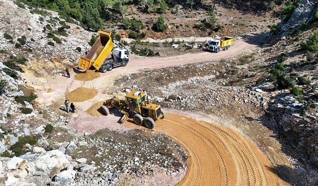 Tarsus Belediyesi yol sorununu çözmeye devam ediyor