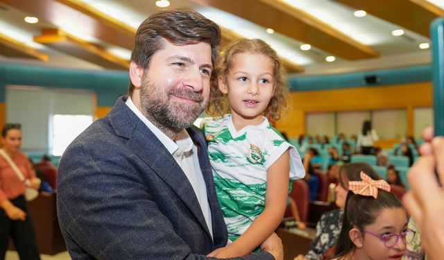 Meclis Koltuklarında Bu Kez Kız Çocukları Vardı