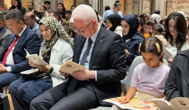 İstanbul Valiliği’nce "Ben Okuyorum, İstanbul Okuyor, Ailemle Okuyoruz" etkinliği düzenlendi