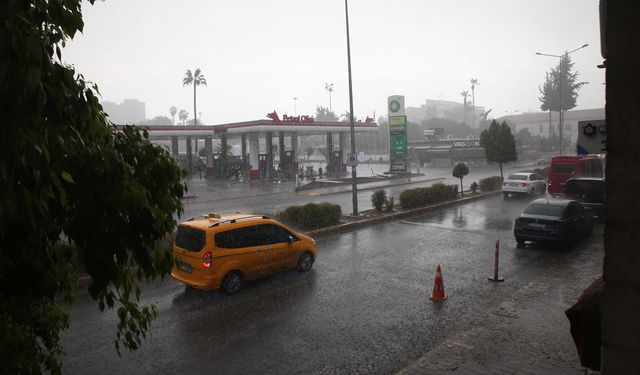 Mersin’de Sağanak Yağmur Hayatı Felç Etti
