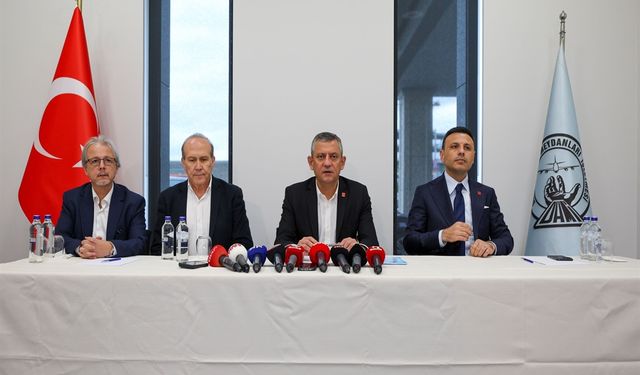 Özgür Özel Yurtdışı Temasları Öncesi Havalimanında Soruları Yanıtladı