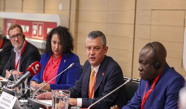 Özgür Özel Sosyalist Enternasyonel'de Konuştu