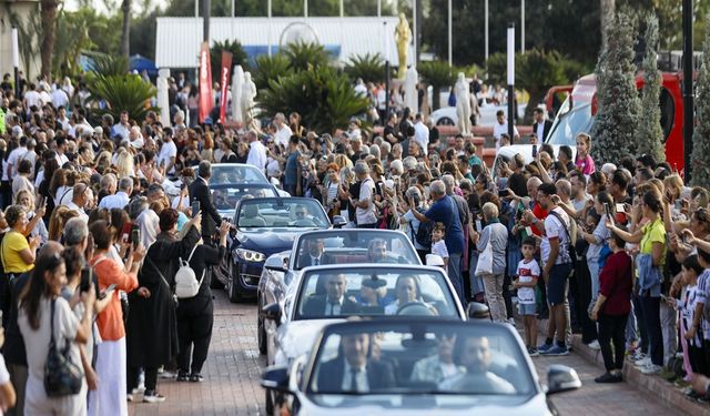 Sinema Geleneği Sokaklarda: 62. Altın Portakal Korteji Antalya’yı Salladı