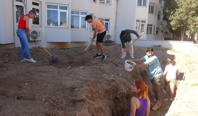Yaklaşık 16 Metrelik Balina İskeletinin Kazısına Başlandı