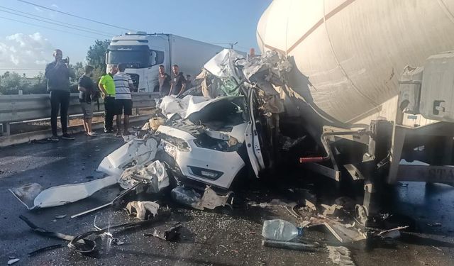 Tır Otomobili Ezdi: Sürücü Saniyelerle Kurtuldu