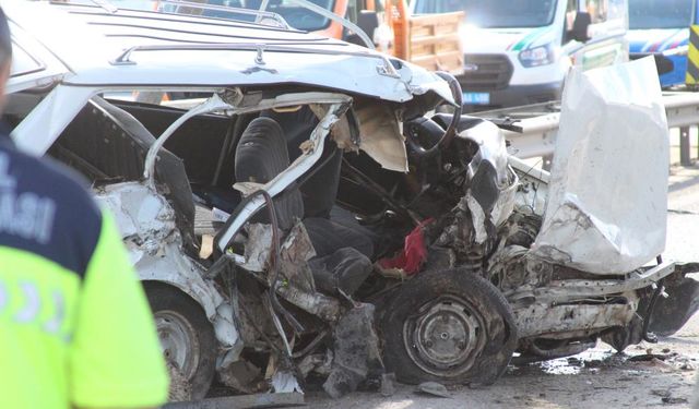 Mersin'de Otomobil Beton Bariyere Çarptı: 2 Ölü