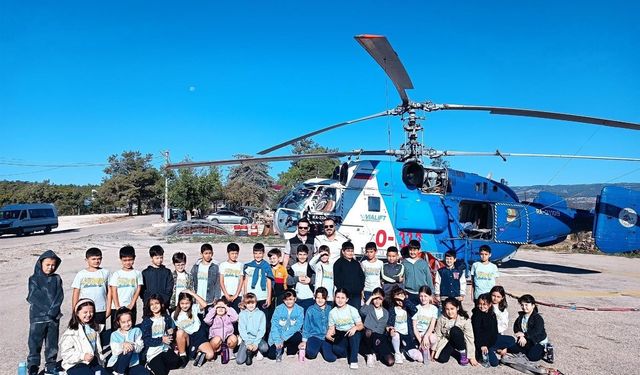Silifke’de Öğrenciler Yangın Helikopterini İnceledi