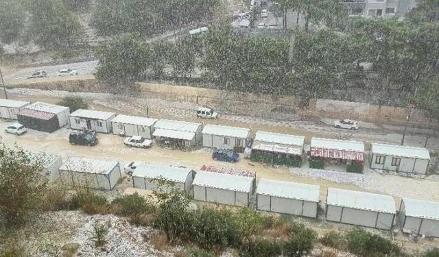 Hatay’da Dolu Yağışı Şehri Beyaza Bürüdü