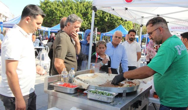 Mersin'de Hayır Çarşısı Yoğun İlgi Gördü