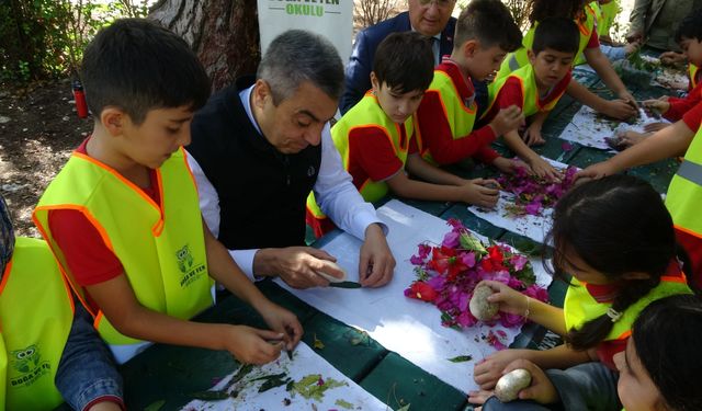 Mersin’de Çocuklar Nesli Tehlikedeki Kum Zambaklarına Sahip Çıktı