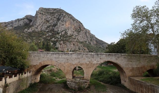 Kuraklık, Kozan’daki Tarihi Roma Köprüsü ve Atatürk Parkı’nı Vurdu