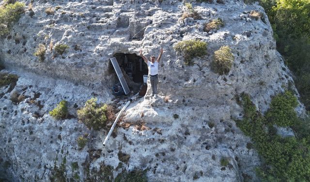 Depremden sonra mağarada huzur bulmuştu... Bakın şimdi ne yapıyor!