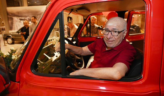 İlyas Salman, Antalya’da ‘Çiçek Abbas’ Minibüsüyle Eskileri Andı