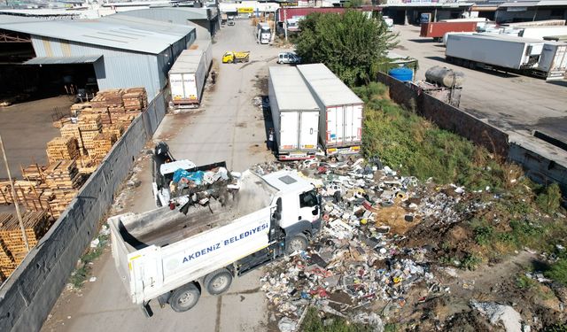Akdeniz Belediyesi’nden temizlik seferberliği: 8 kamyon atık toplandı