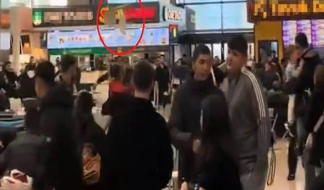 AVM’de 'Ne Bakıyorsun' Kavgası: Sandalyeler Havada Uçuştu!
