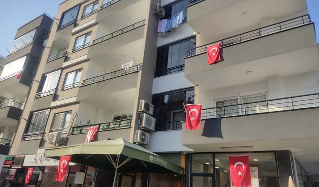 Mersin kırmızı beyaza büründü: Cumhuriyet coşkusu sokakta