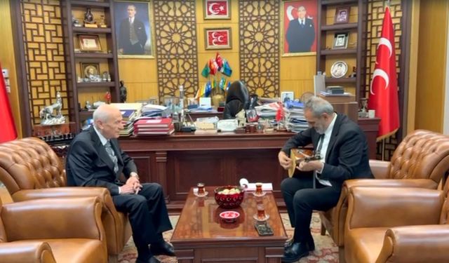 Yavuz Bingöl, Bahçeli'ye bağlama hediye etti