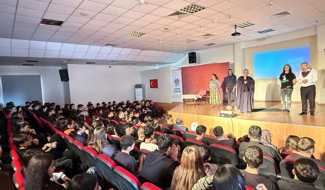 Akdeniz Belediyesi’nden Gençlere Uyarı: Madde Bağımlılığına Karşı Tiyatro ile Farkındalık