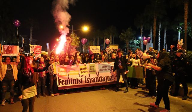 Kadınlar Şiddete Karşı Meşalelerle Yürüdü