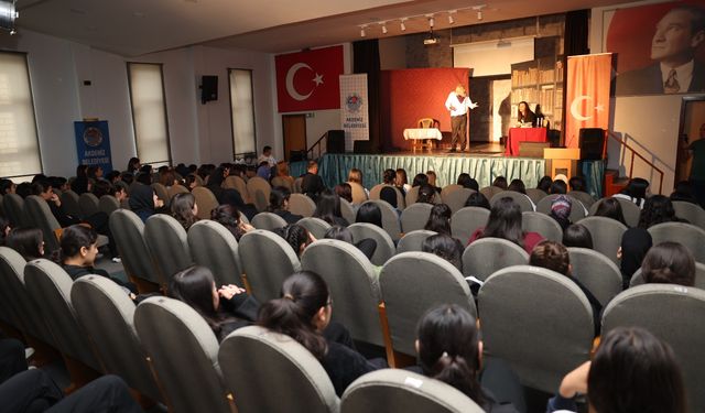 “Pembe Aslında Siyahtır” gençlerle buluştu